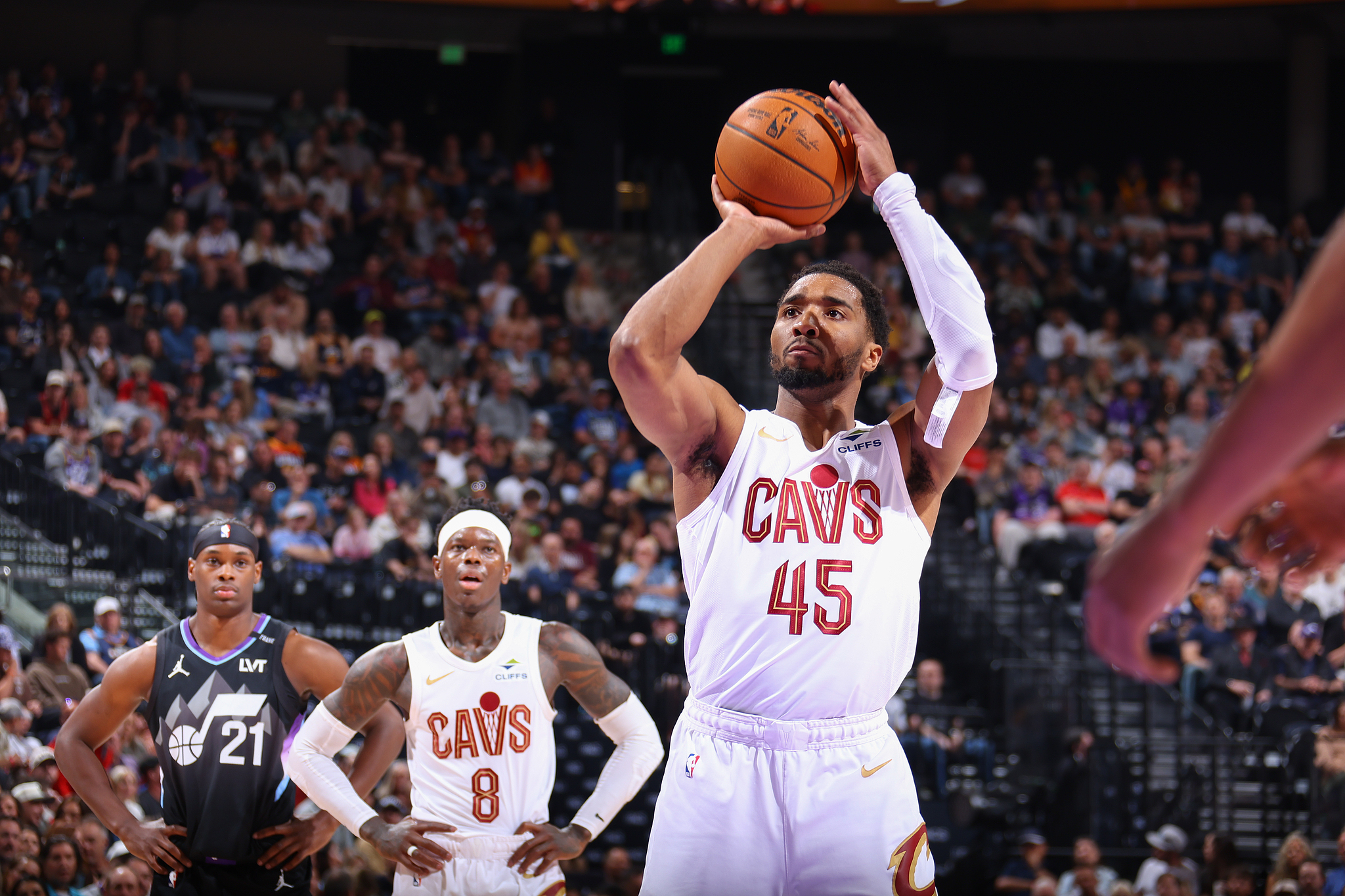 开云在线-米切尔34分哈登13+6+14 骑士送爵士6连败